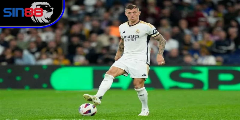 Toni Kroos là mẫu hình điển hình của tiền vệ kiến tạo lùi sâu